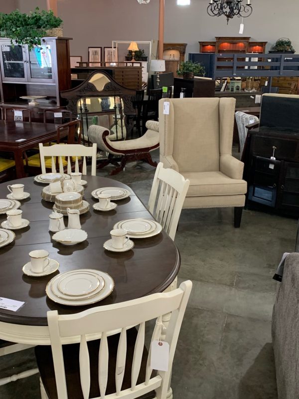 Farmhouse Dining Room Table for Sale at Furniture Consignment Store in San Carlos